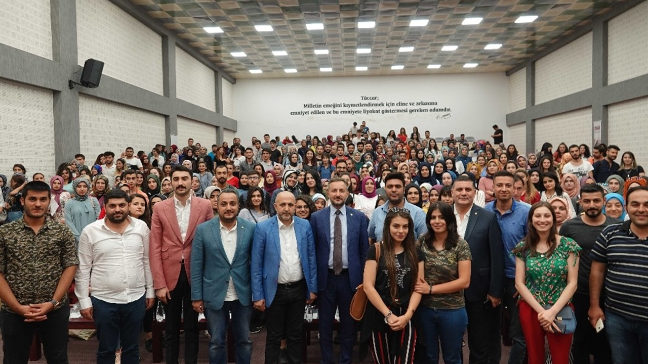 Elazığ'da Başkan Asilhan Arslan gençlerle bir araya geldi