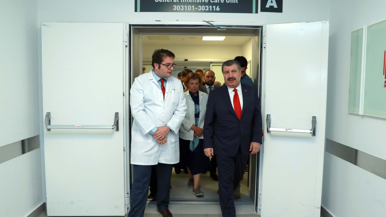 Ankara'da Bakan Fahrettin Koca, yazar Nuri Pakdil'i ziyaret etti