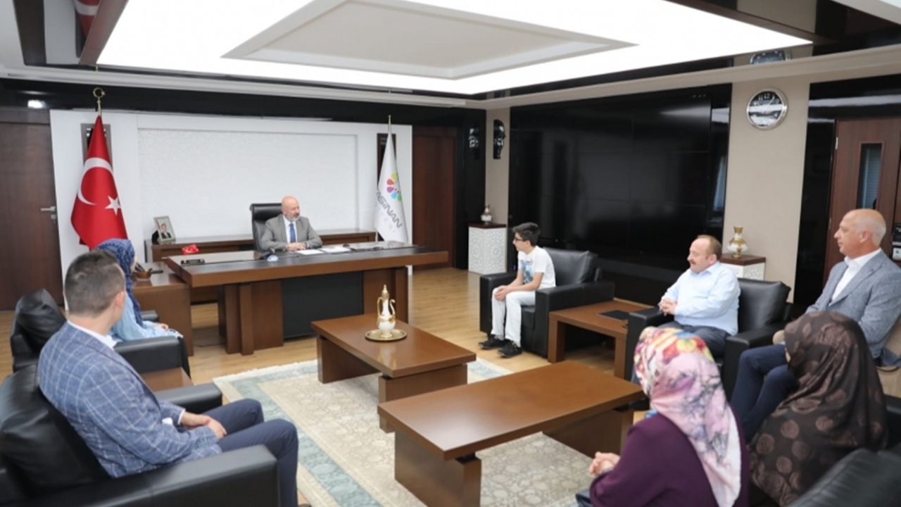 Kayseri'de Başkan Ahmet Çolakbayrakdar, başarılı öğrencileri ödüllendirdi