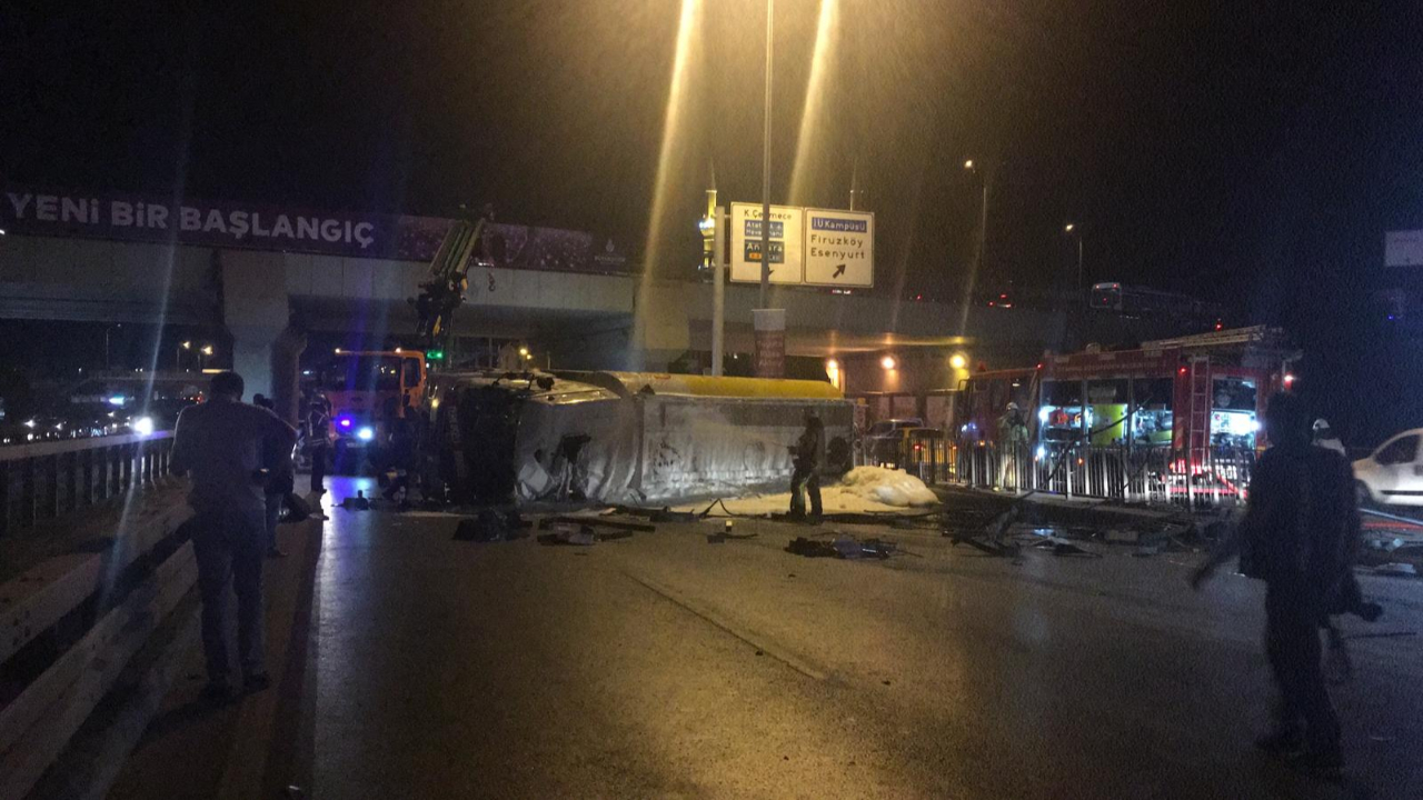 Akaryakıt tankeri devrildi...