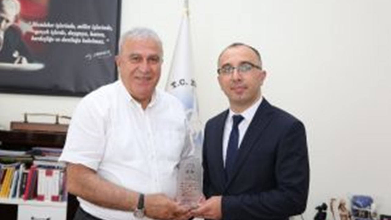Balıkesir'de Başkan Fatih Atay’dan Op. Dr. Ali Duran’a plaket