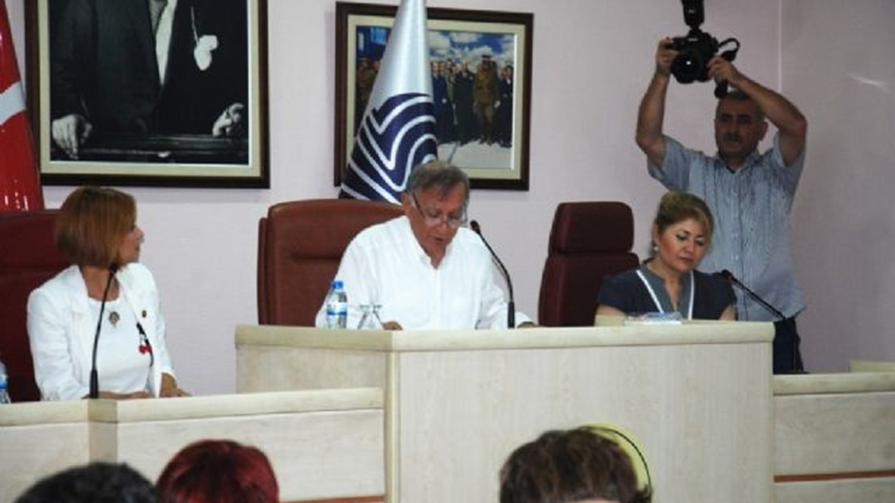Adana'da Akif Kemal Akay, eleştirilere cevap vermedi