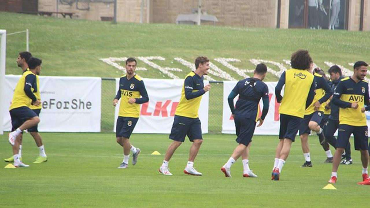 Fenerbahçe çalışmalarına soğuk havada devam etti!