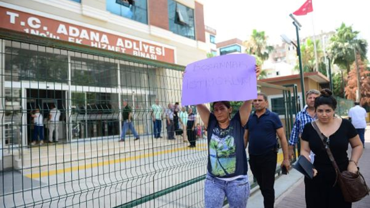 Adliyeye pankartla geldi
