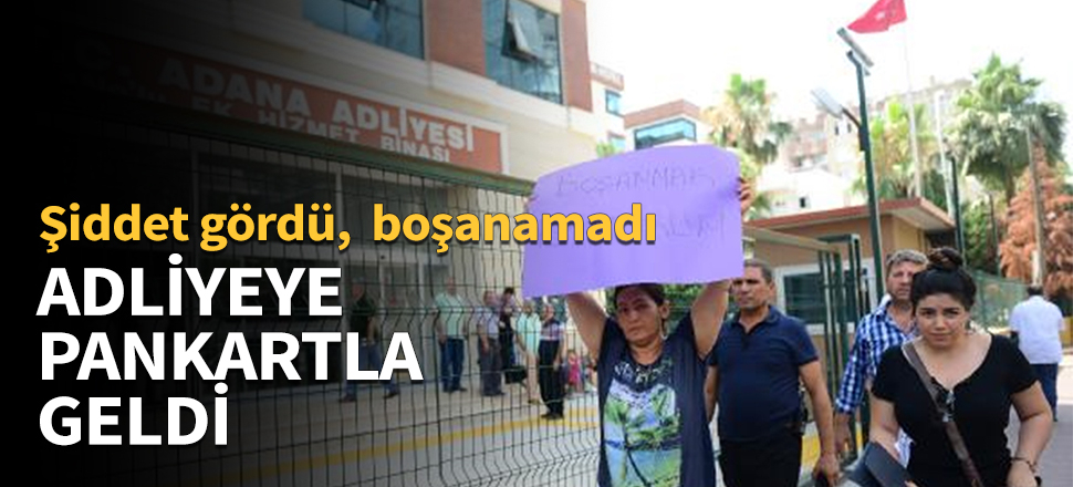 Adliyeye pankartla geldi