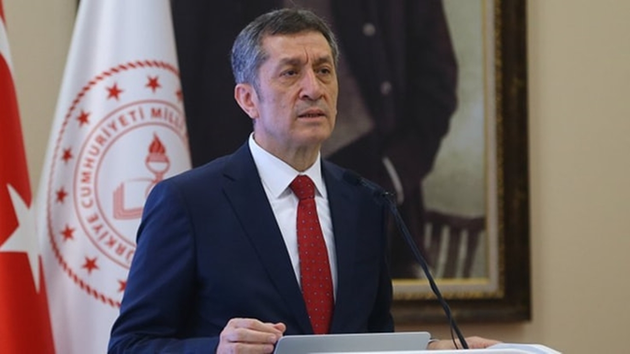 Ankara'da Bakan Ziya Selçuk barınaktan köpek sahiplendi