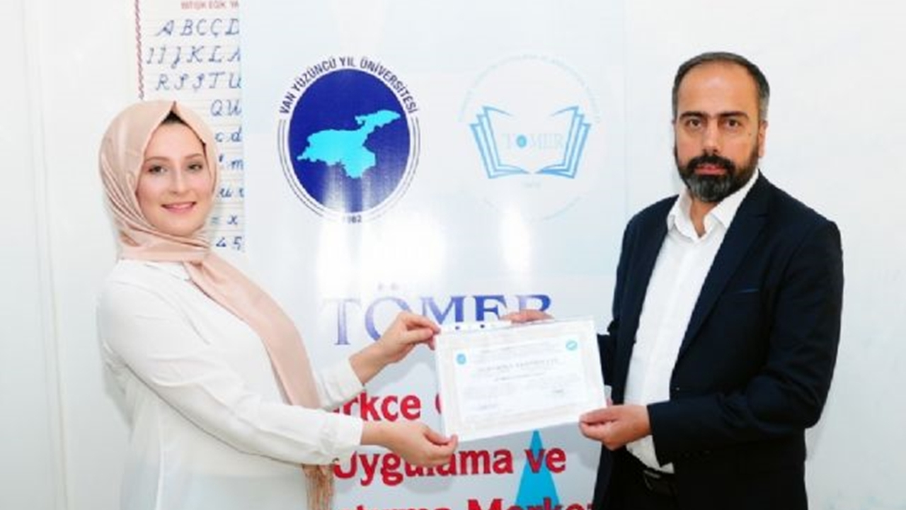 Van'da Rektör Hamdullah Şevli, kursiyerlere sertifika verdi