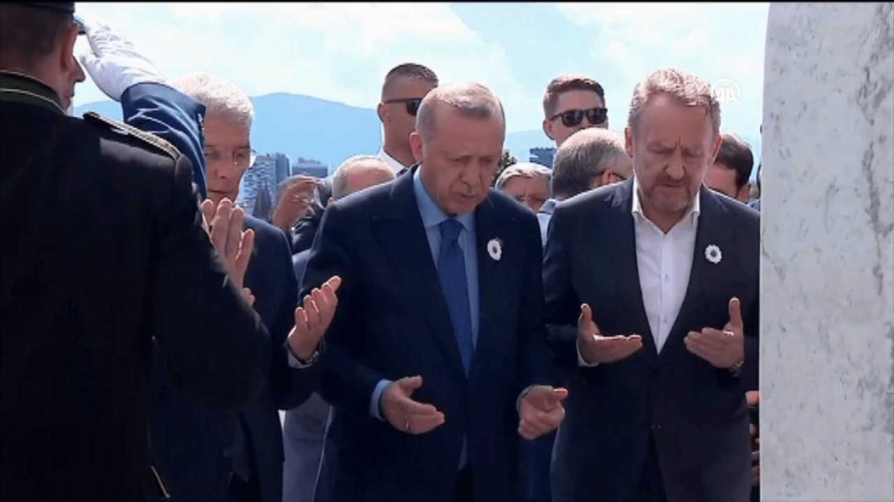 Erdoğan, İzzetbegoviç'in mezarını ziyaret etti!