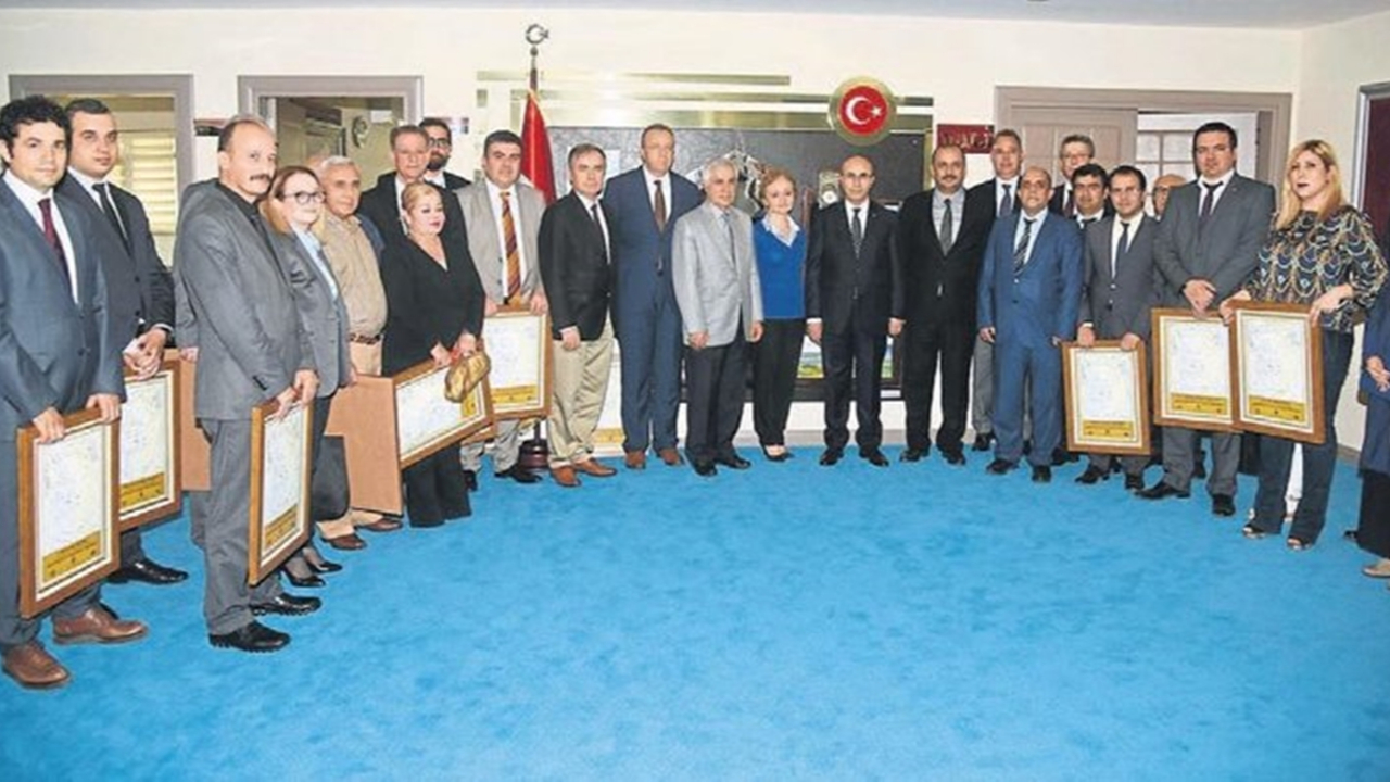 Adana'da Vali Mahmut Demirtaş, bebek dostu sağlık kuruluşlarına plaket