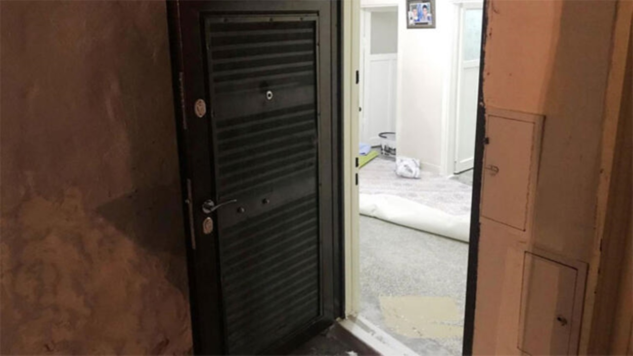 Kapı deliğinden bakan kadına ateş etti!
