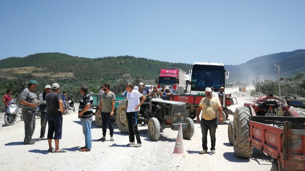 Traktörlerle yolu kestiler