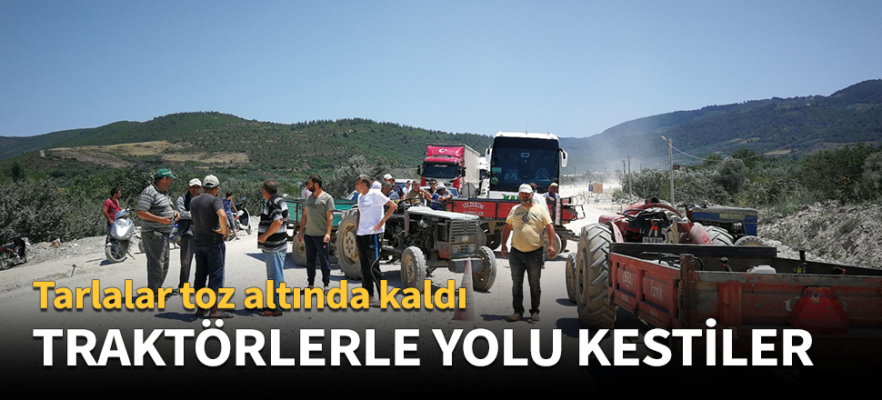 Traktörlerle yolu kestiler