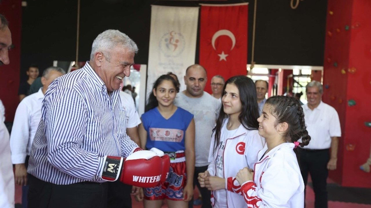 Aydın'da Başkan Fatih Atay, milli sporcularla açılışta buluştu