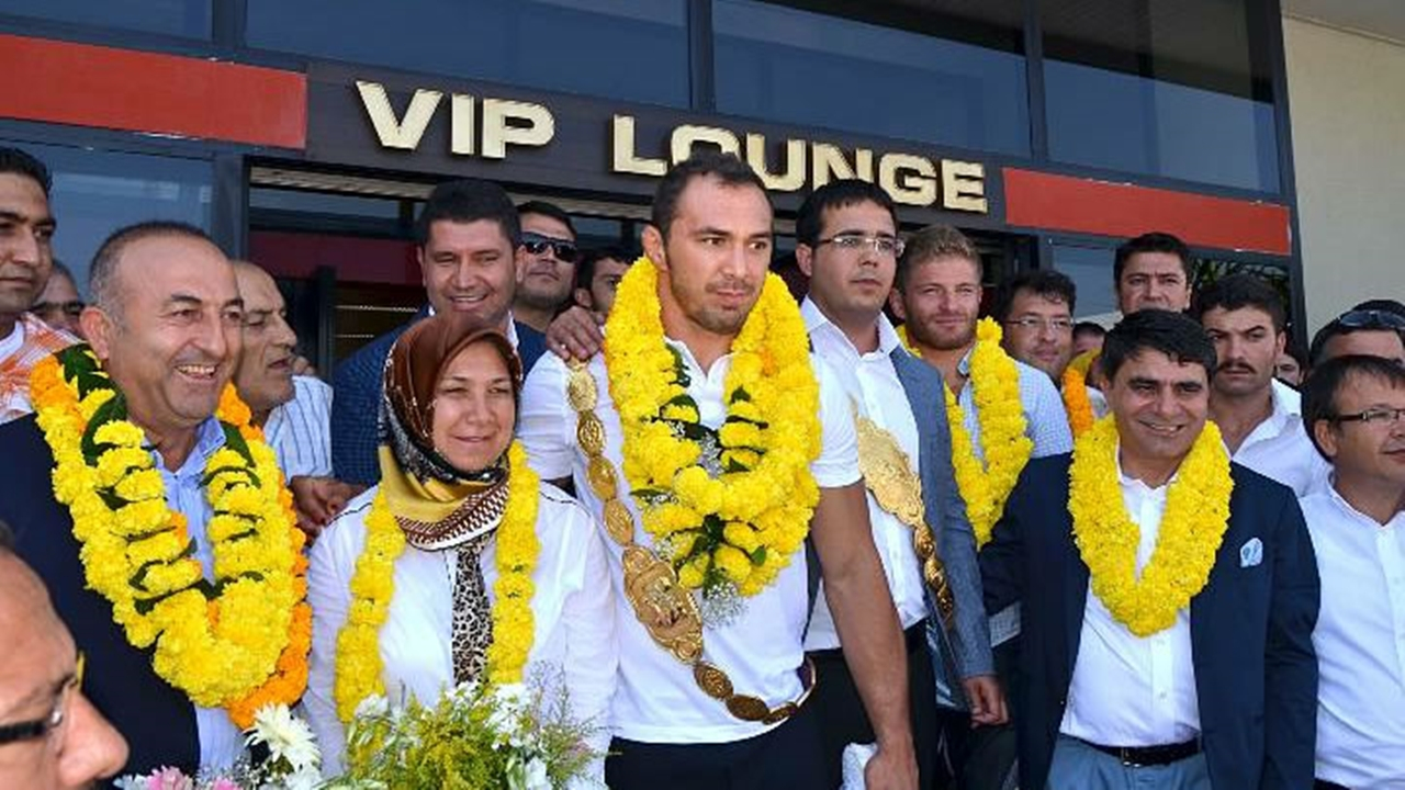 Antalya'da Başpehlivan Ali Gürbüz’e Antalya’da coşkulu karşılama