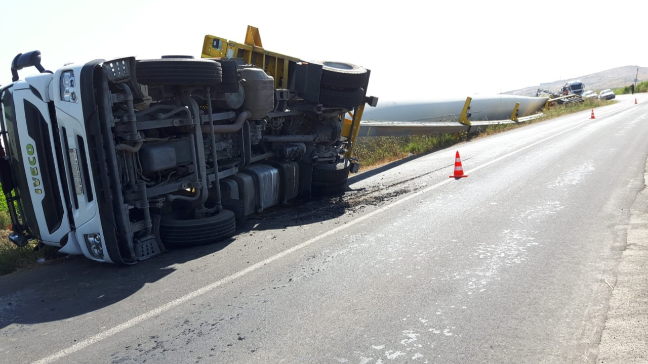 Dev kanadı taşıyan TIR devrildi...