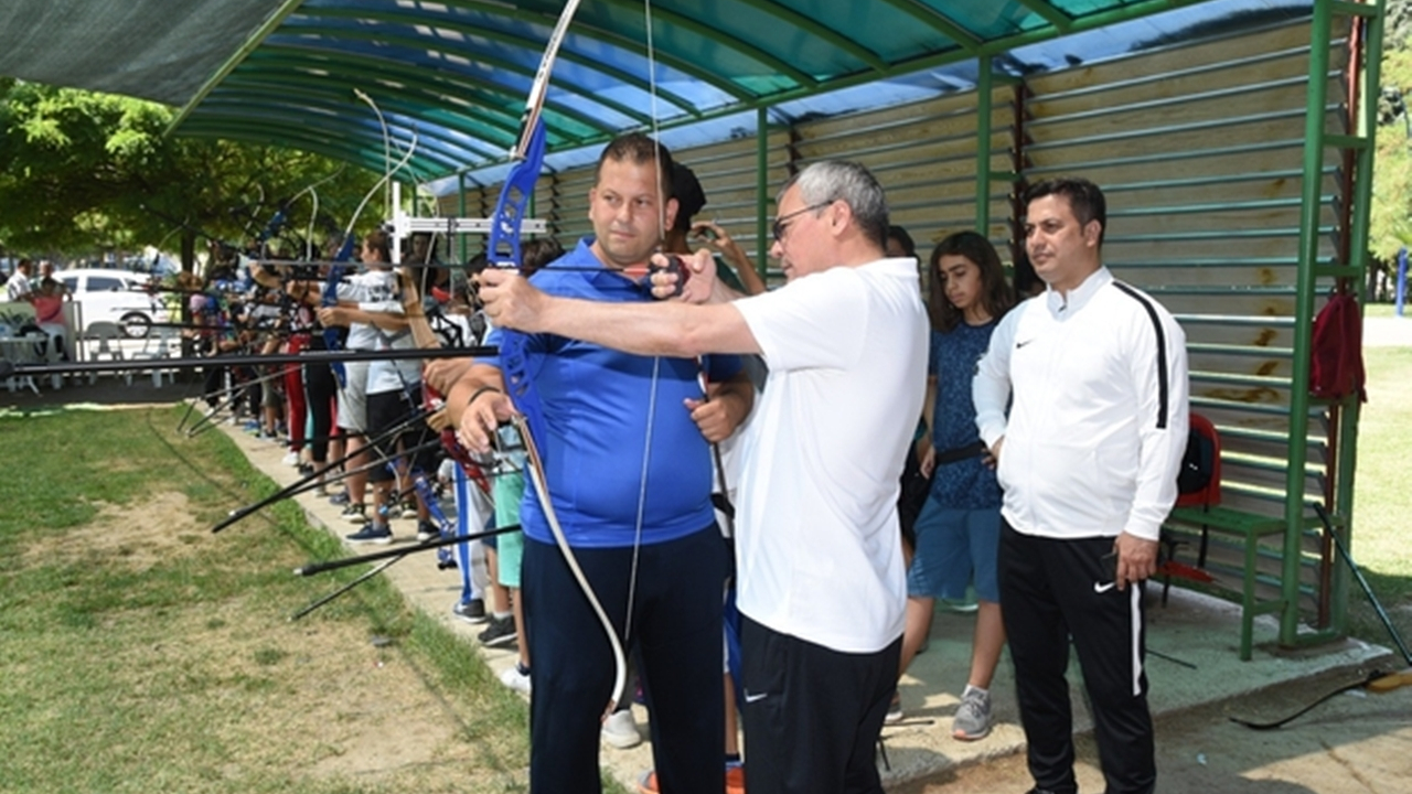 Manisa'da Vali Ahmet Deniz, yaz spor okullarını ziyaret etti