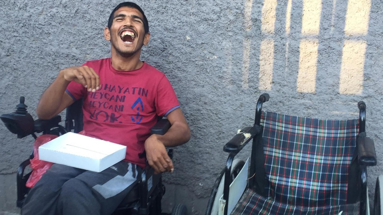 Suriyeli engelli gencin akülü sandalye heyecanı...