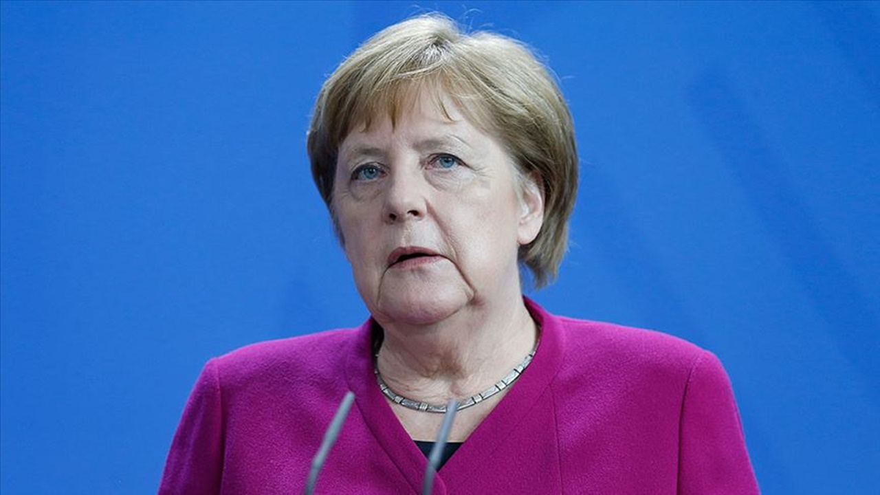 Merkel 3. kez titrerken görüntülendi!