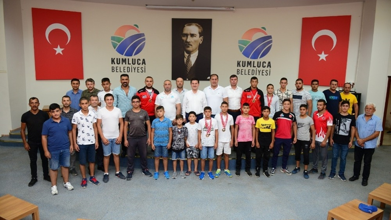 Antalya'da Pehlivanlar Başkan Mustafa Köleoğlu’nu ziyaret etti