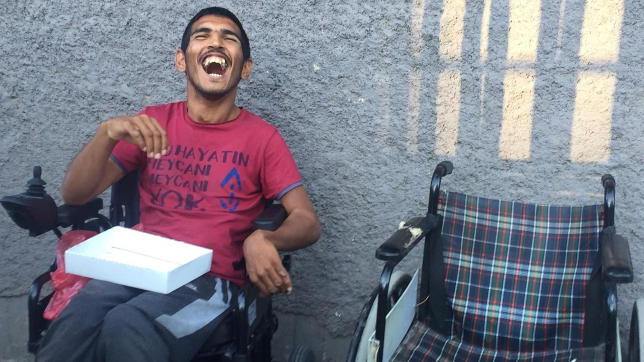 Suriyeli engelli gencin akülü sandalye heyecanı...