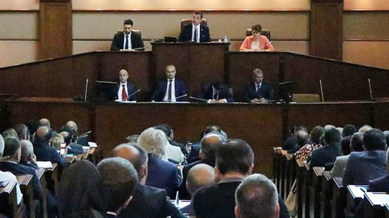 İBB Meclisi'nde tansiyon yükseldi!