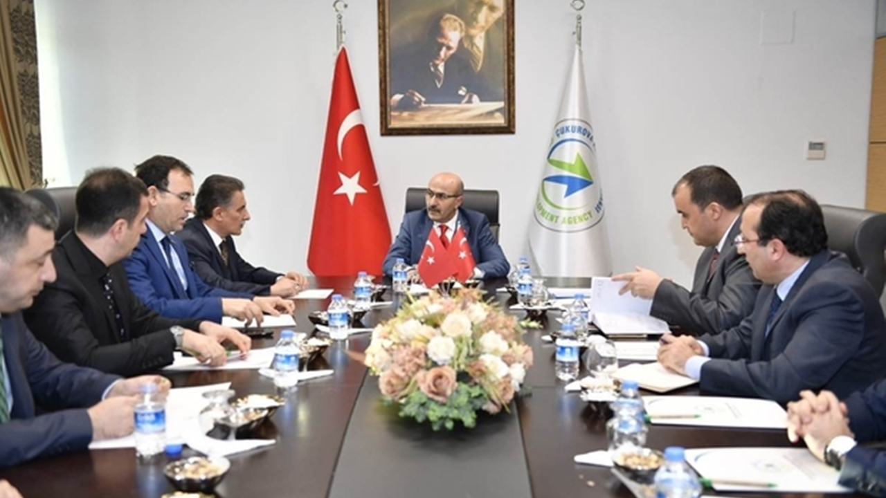 Adana'da Vali Mahmut Demirtaş, kaymakamlarla bir araya geldi