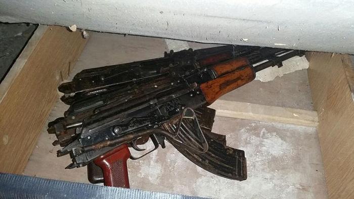 Metruk evde uzun namlulu silahlar bulundu