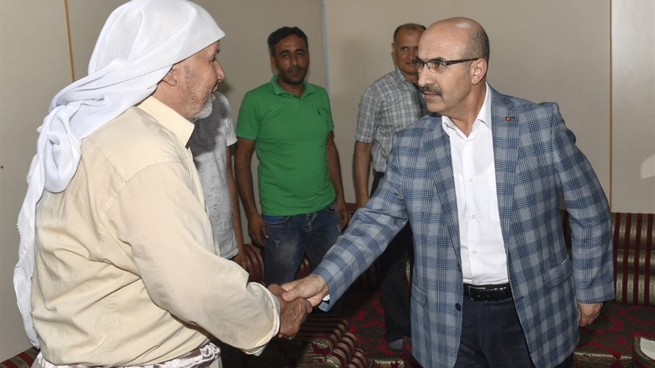 Adana'da Vali Mahmut Demirtaş, Yeşilbağlar Mahallesin’de vatandaşla buluştu
