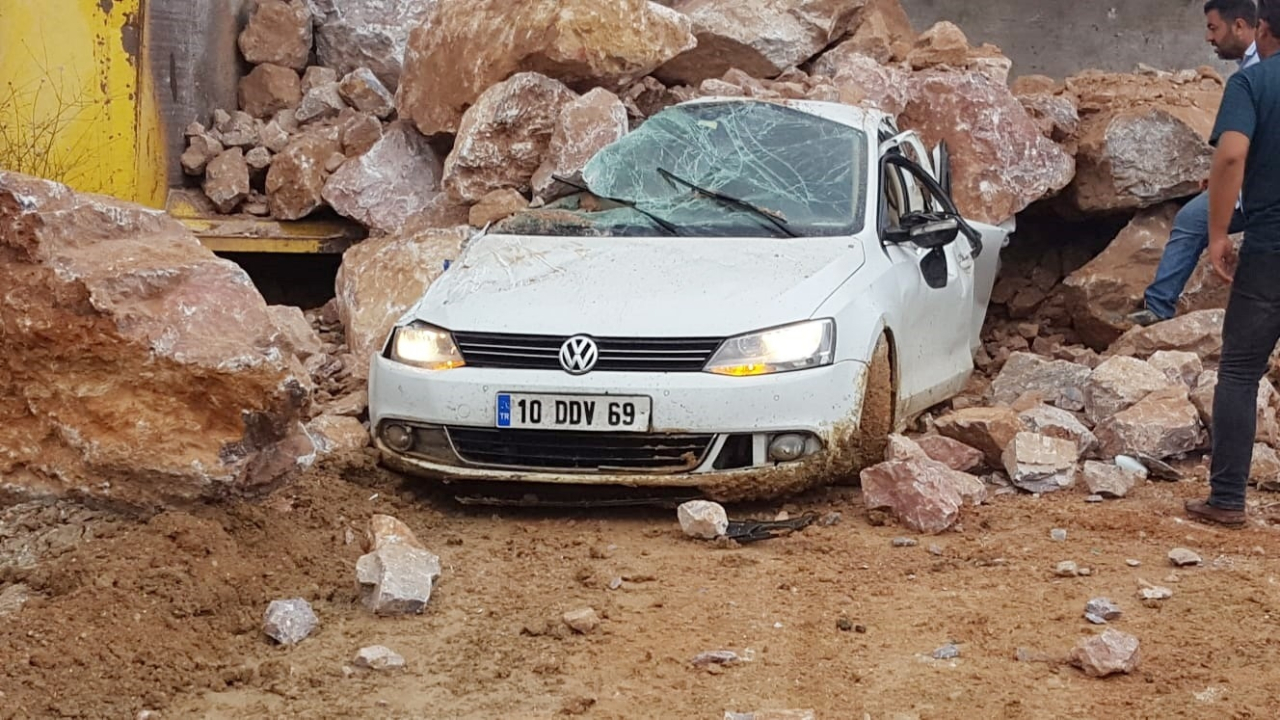 Kamyondan dökülen kayaların altında kaldı...