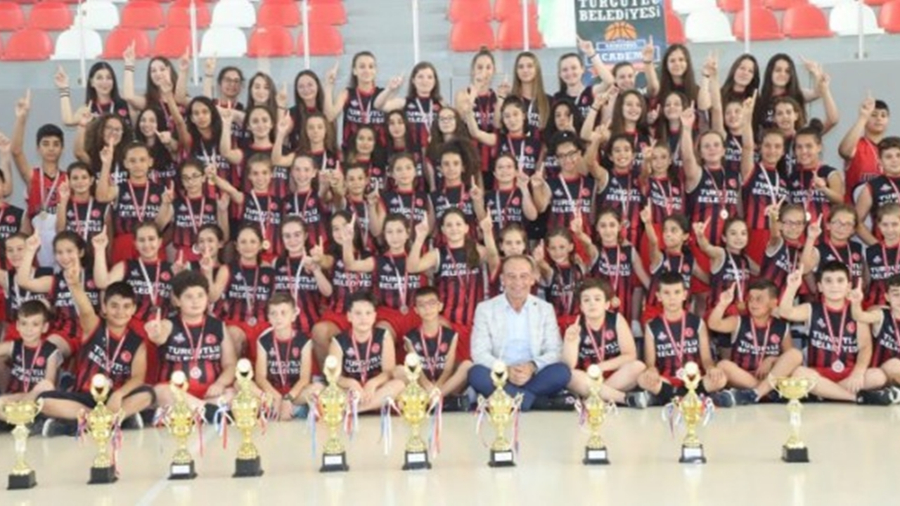 Manisa'da şampiyonların kupaları Başkan Çetin Akın’dan