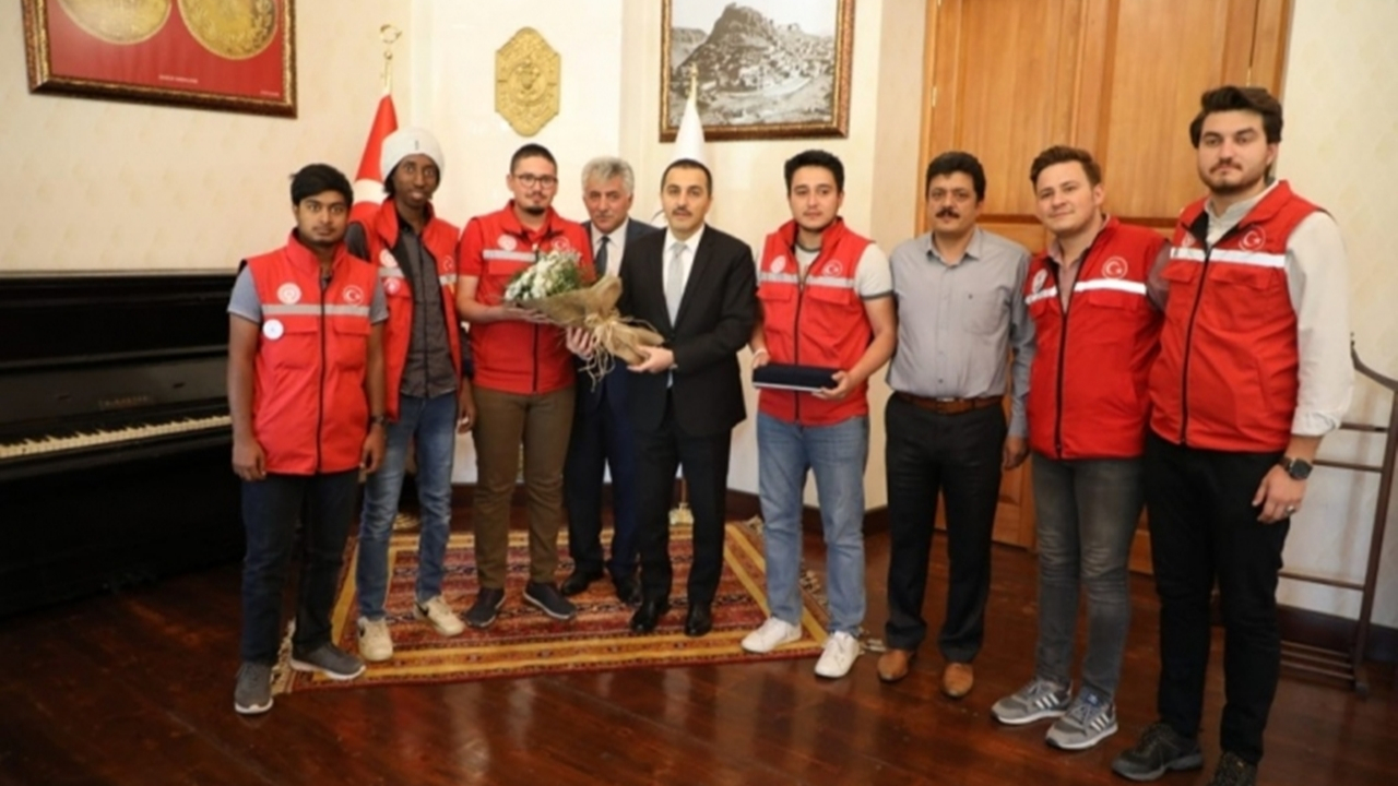 Kars'ta Vali Türker Öksüz, milli sporcuları makamında ağırladı