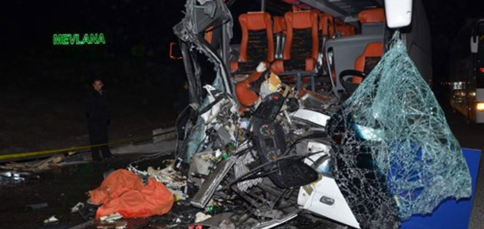 Eskişehir'de yolcu otobüsü TIR'a çarptı