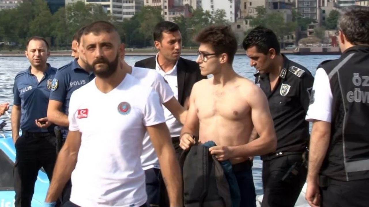 Gözünü kırpmadan denize atladı