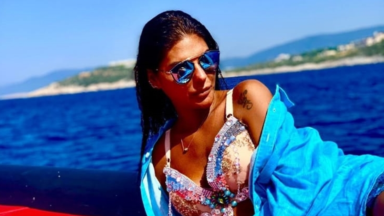 Süreyya Yalçın'dan çizmeli plaj stili!