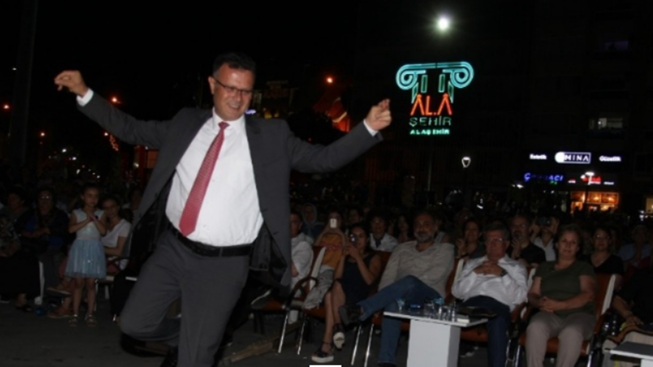 Manisa'da Başkan Ahmet Öküzcüoğlu TSM konserinde zeybek oynadı