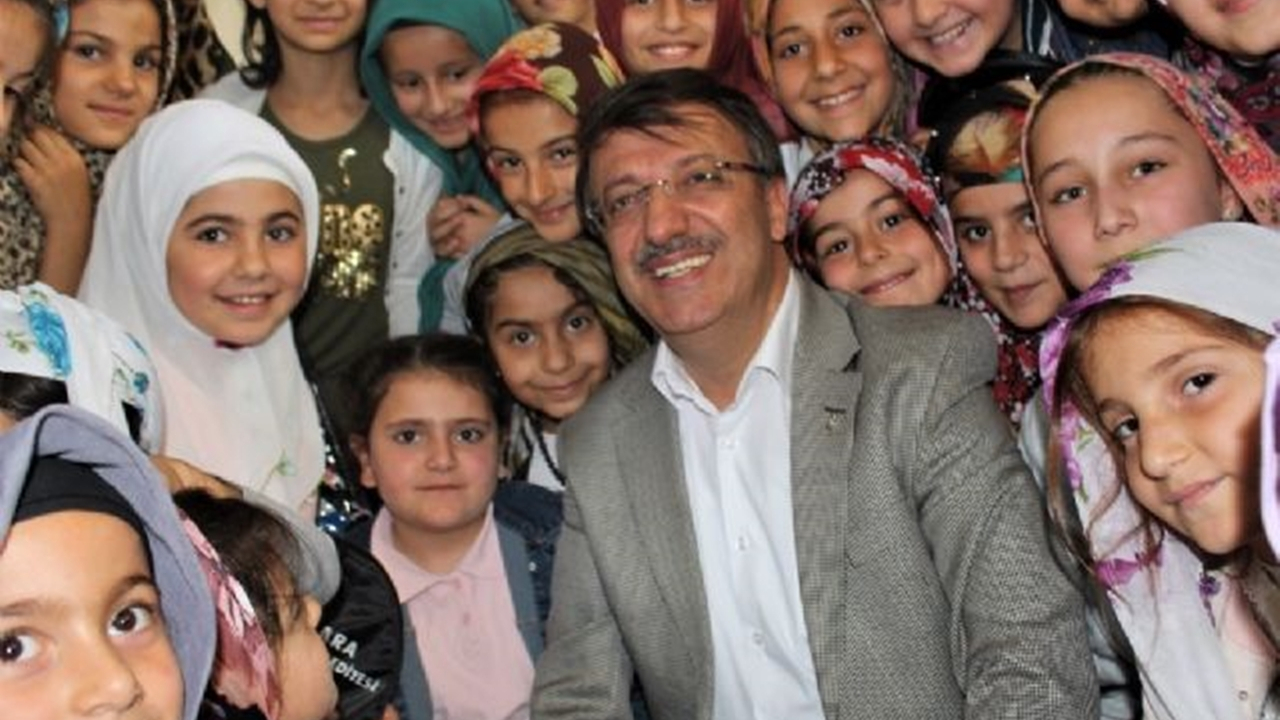 Van'da Başkan Kayhan Türkmenoğlu, Kur’an kursu öğrencilerine hediye dağıttı