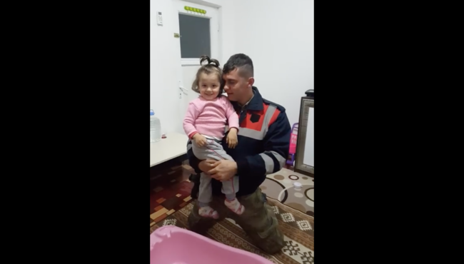 Görevden gelen babaya dünyanın en tatlı karşılaması...