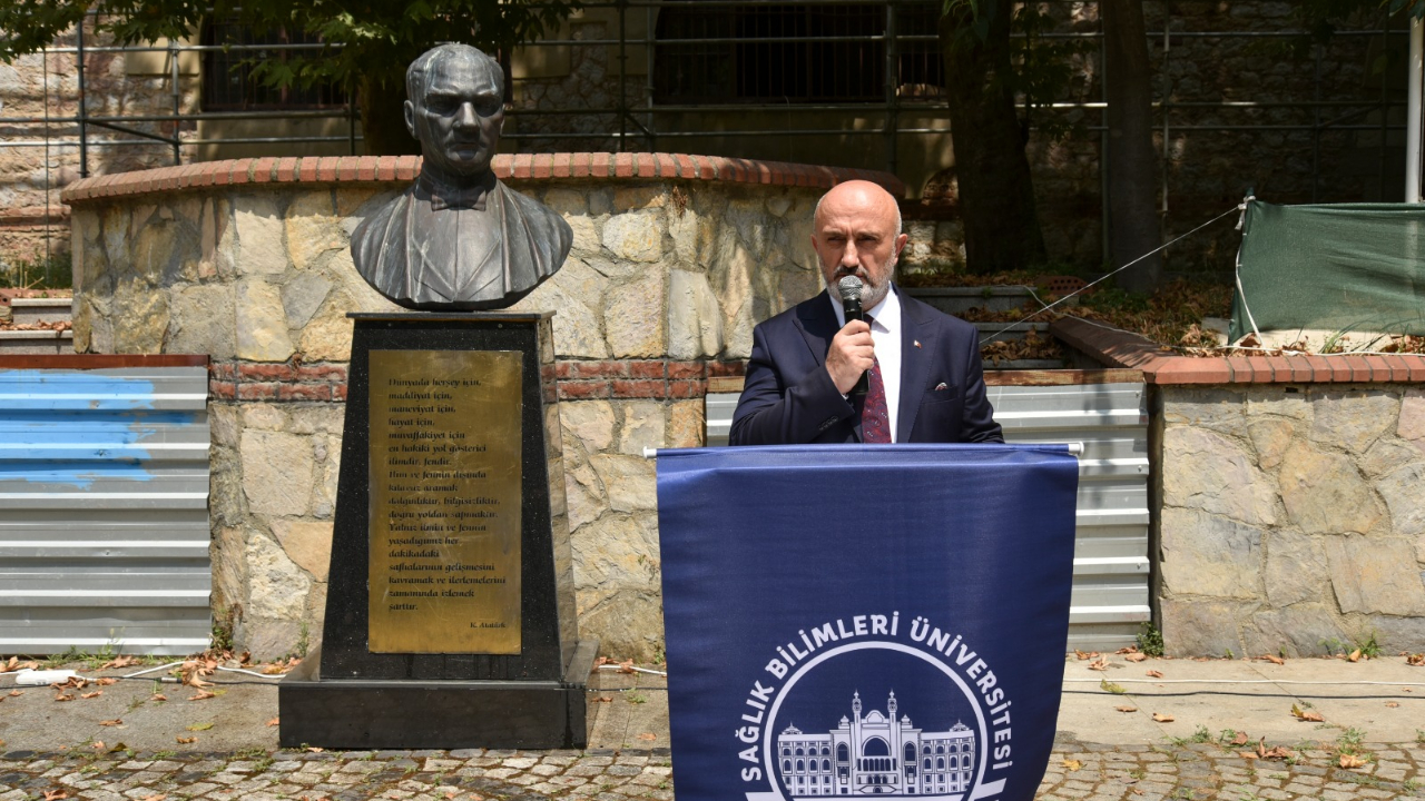 "Türk milleti kanı ile suladığı vatanı hainlere teslim etmez!"