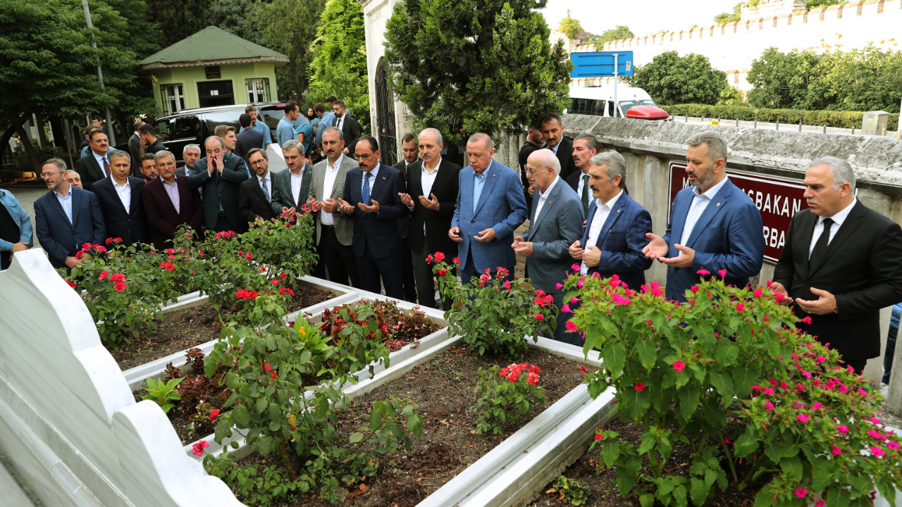 Erdoğan Erbakan'ın kabrini ziyaret etti!