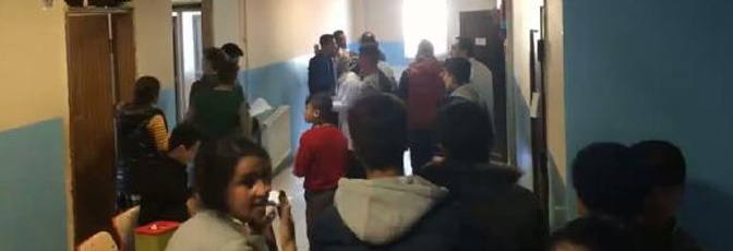 Öğretmenlerle sağlıkçılar aşı yüzünden tekme tokat kavga etti!