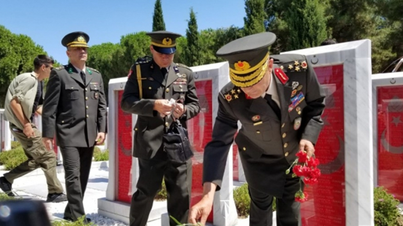 Çanakkale'de Zekai Aksakallı, 15 Temmuz anısına şehitliklere karanfil bıraktı