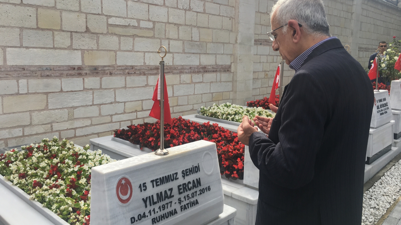 Kahramanlar mezarlarının başında anıldı