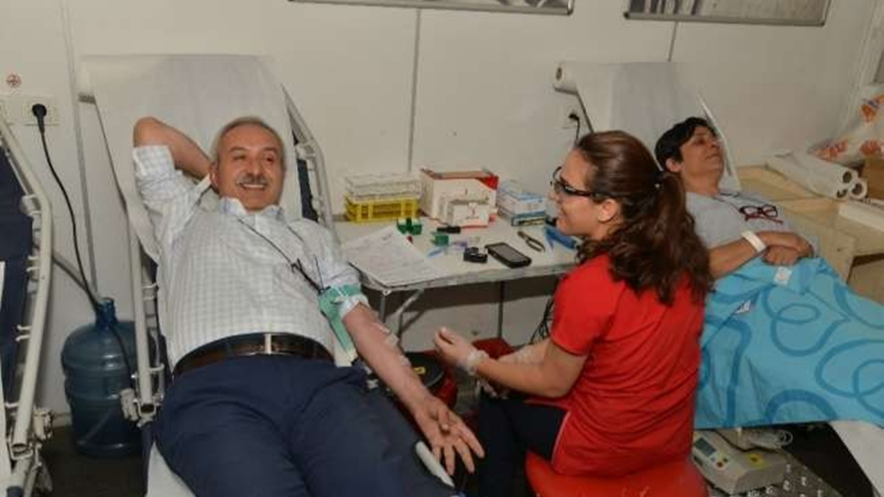 Diyarbakır'da Başkan Dr. Selçuk Mızraklı kan bağışında bulundu