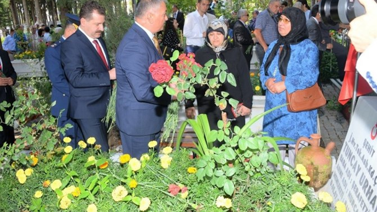 Balıkesir'de Vali Ersin Yazıcı, "Şehitlerimizi rahmet ve minnetle yad ediyoruz"