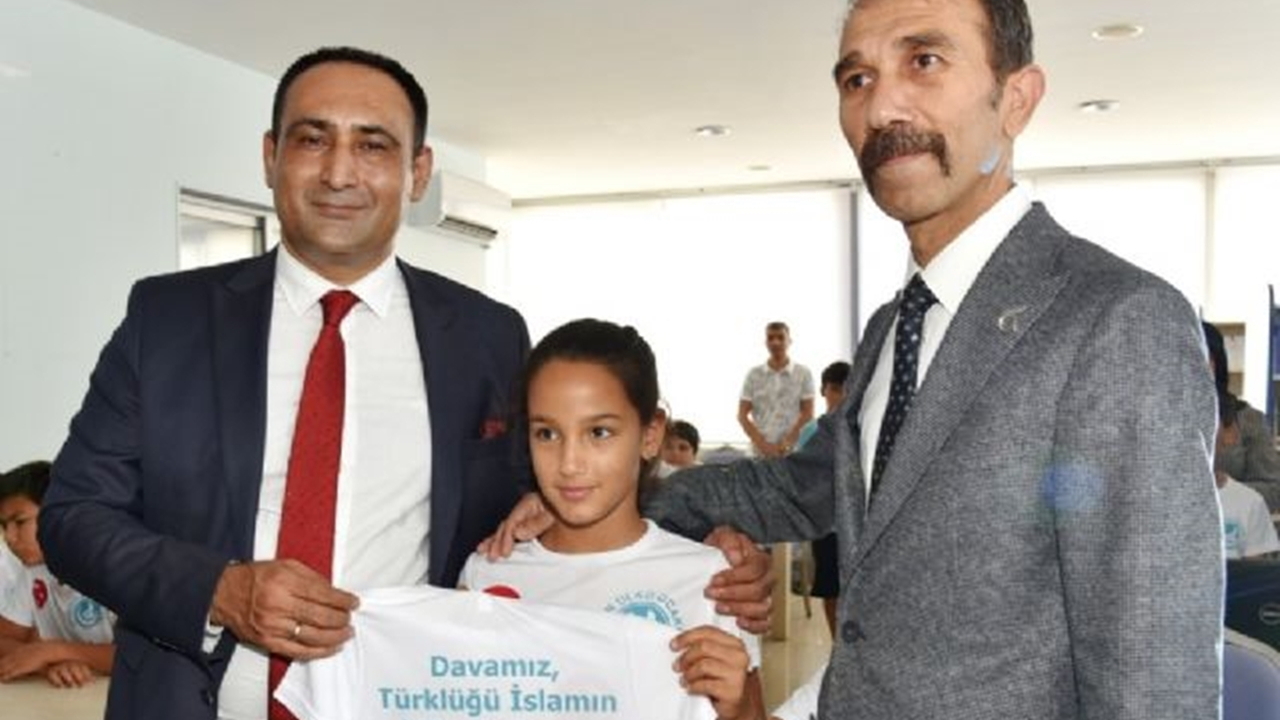 Mersin'de Başkan Atsız Afşın Yılmaz, yaz eğitim kampına katılan öğrencilerle buluştu