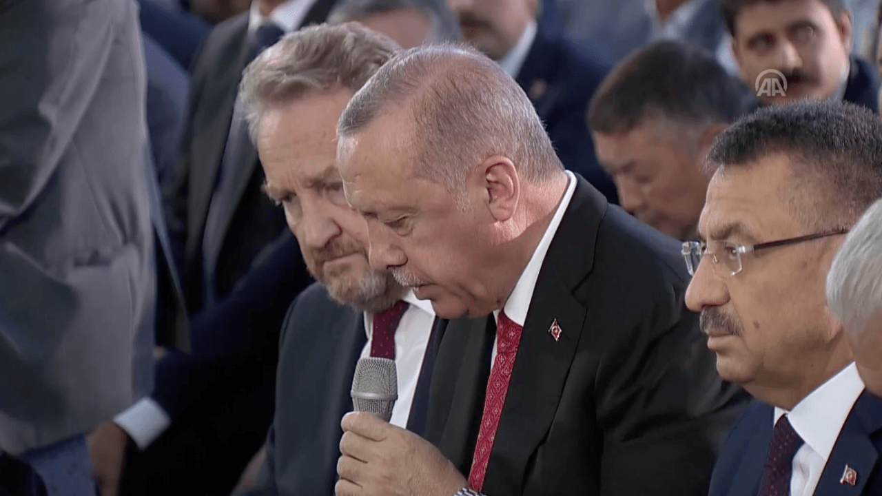 Erdoğan 15 Temmuz şehitleri için Kur'an okudu!