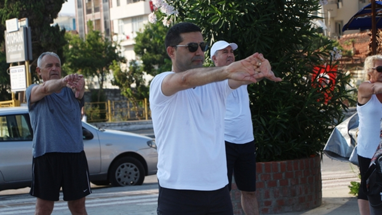Aydın'da Başkan Ömer Günel, Kuşadalılarla birlikte sabah sporu yapıyor