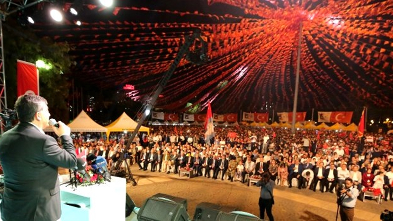 Gaziantep'te Rıdvan Fadıloğlu, halkla birlikte demokrasi nöbeti tuttu
