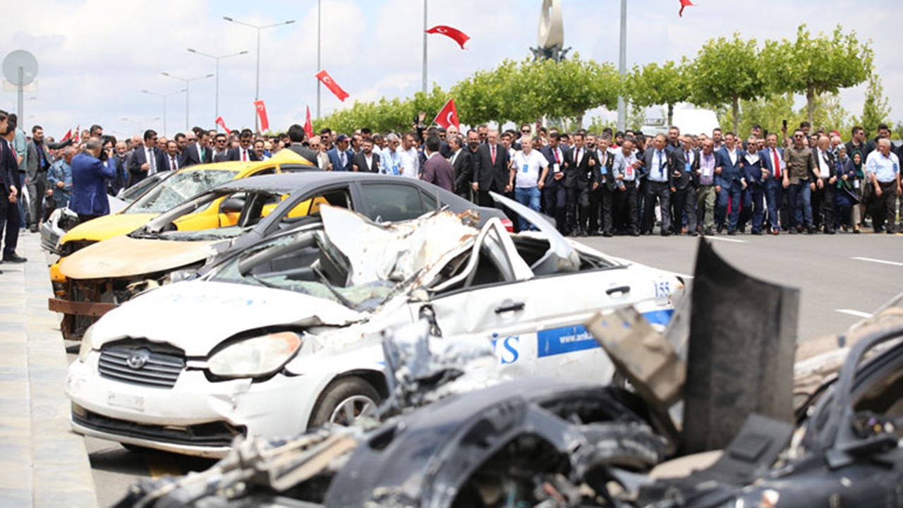 FETÖ'cü hainlerin bombaladığı araçlar sergilendi!