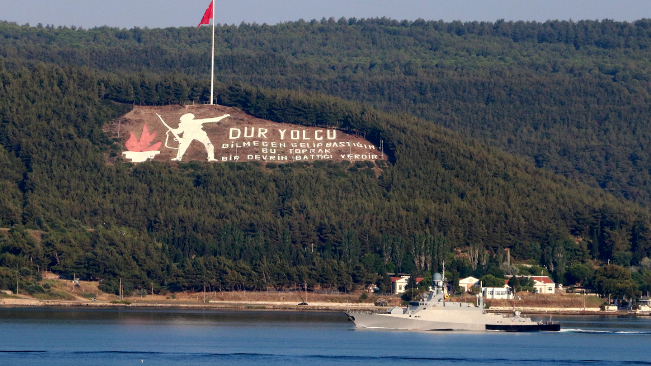 Rus savaş gemileri Boğaz'dan böyle geçti...